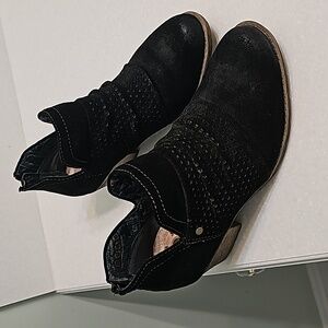 Earth Origins Black Sued Bootie in Size 7.5 Medium